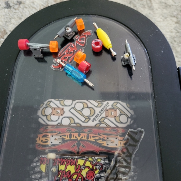 Tech Deck Oval Shaped Carrying Case with 15 fingerboard mini Skateboards - Picture 2 of 14